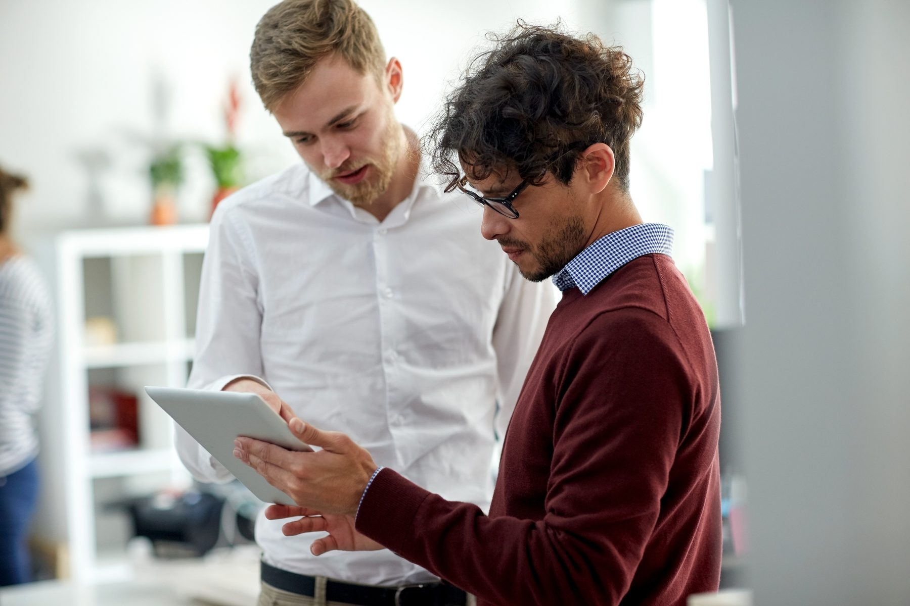 Auditvorbereitung mit Tablet im Büro