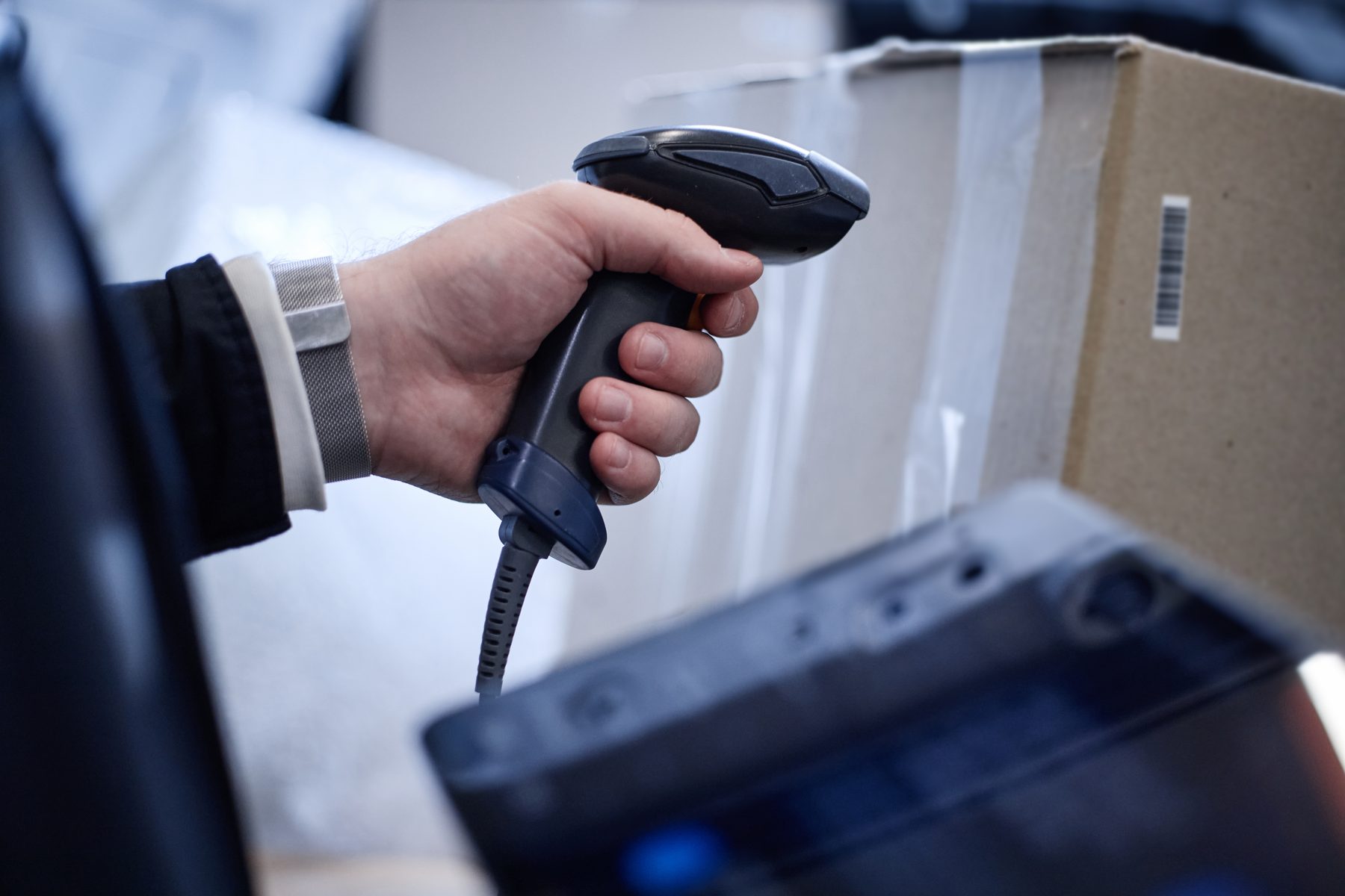Mitarbeiter scannt den QR-Code eines Betriebsmittels zur Prüfung