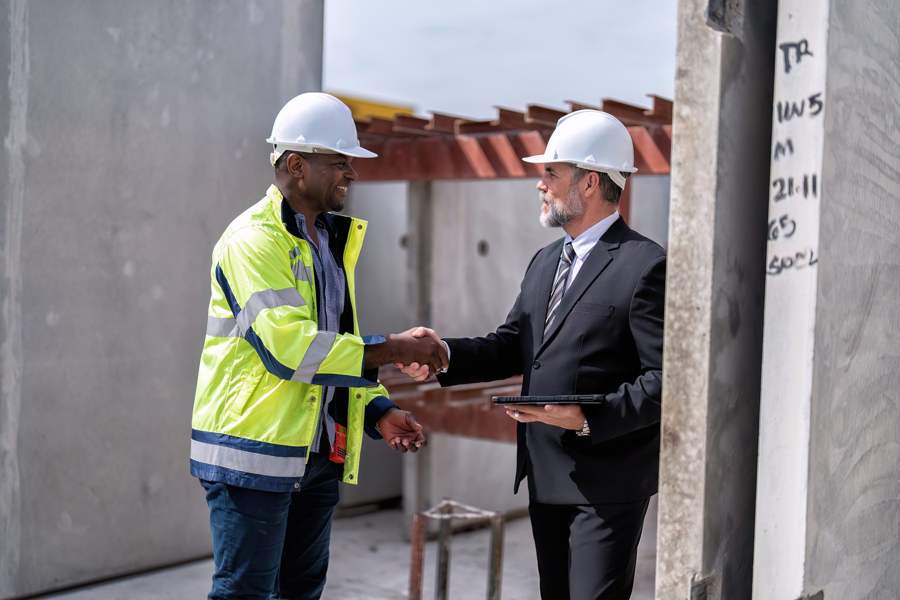 Übergabe einer Qualifikationsbescheinigung auf der Baustelle