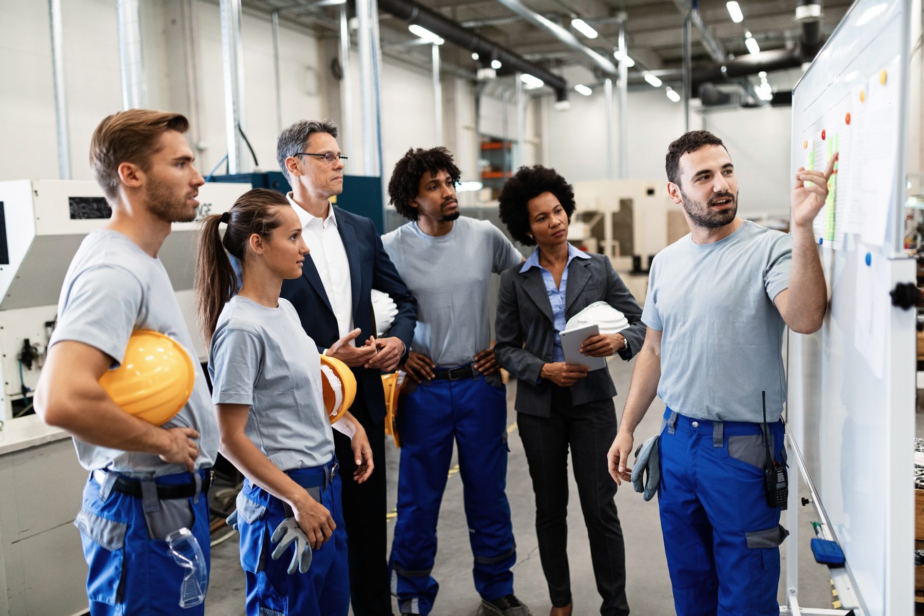 Team wird in der Produktion zu Arbeitssicherheit unterwiesen